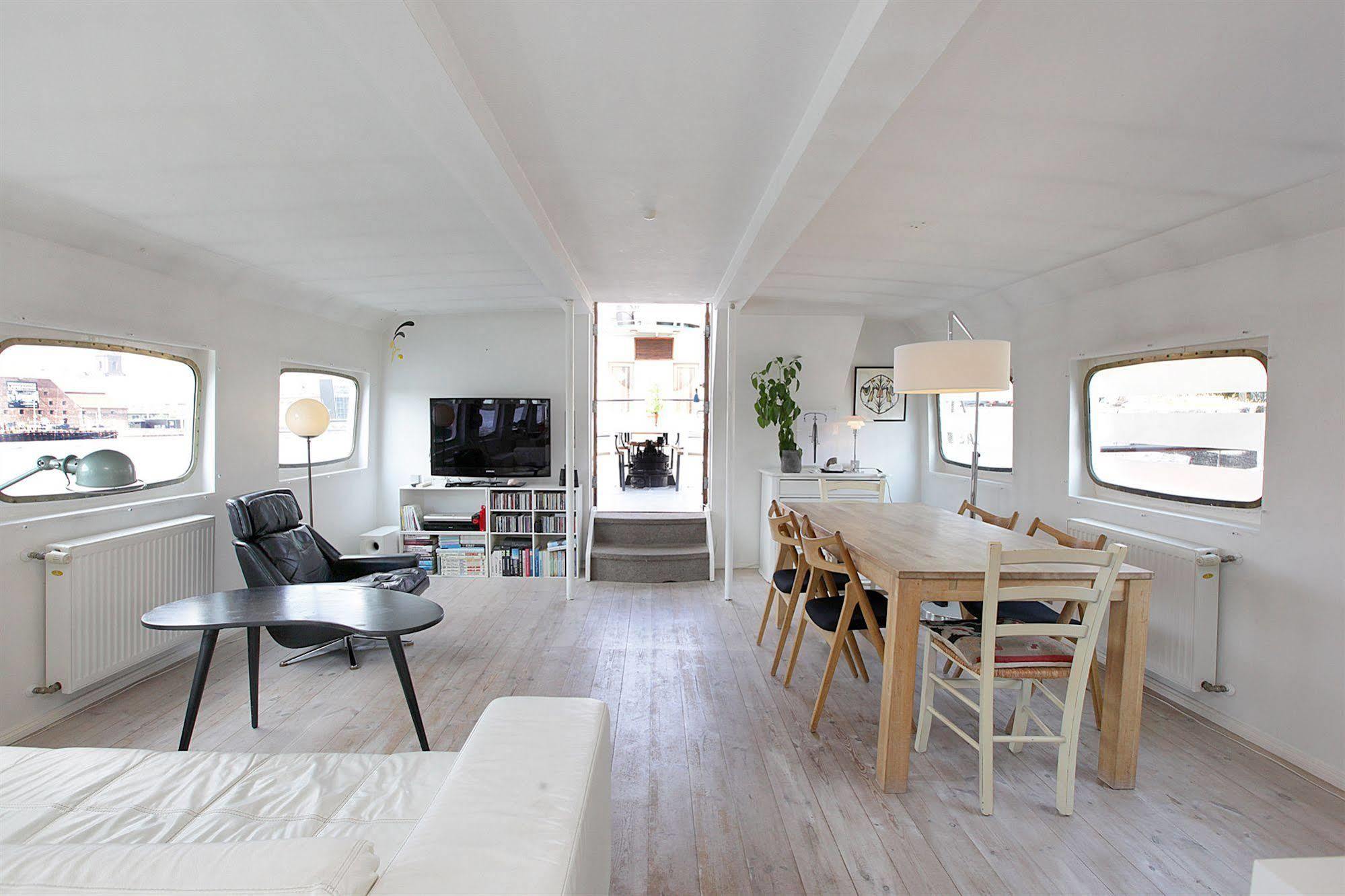 Houseboat Botel 3*