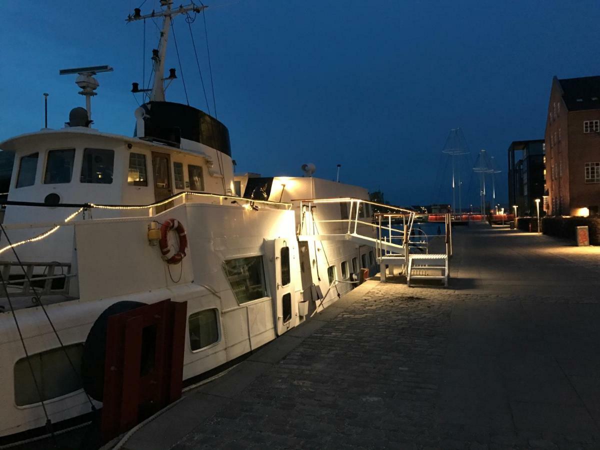 Houseboat 3*